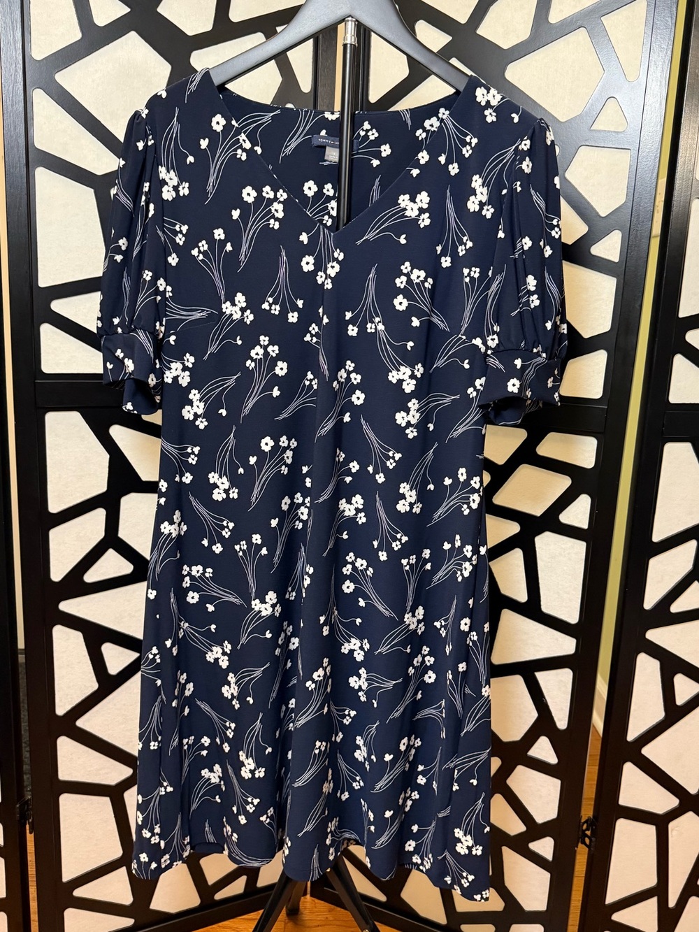 Tommy Hilfiger navy blue floral flutter sleeve sheath dress. V-neck.EUC. Size 14